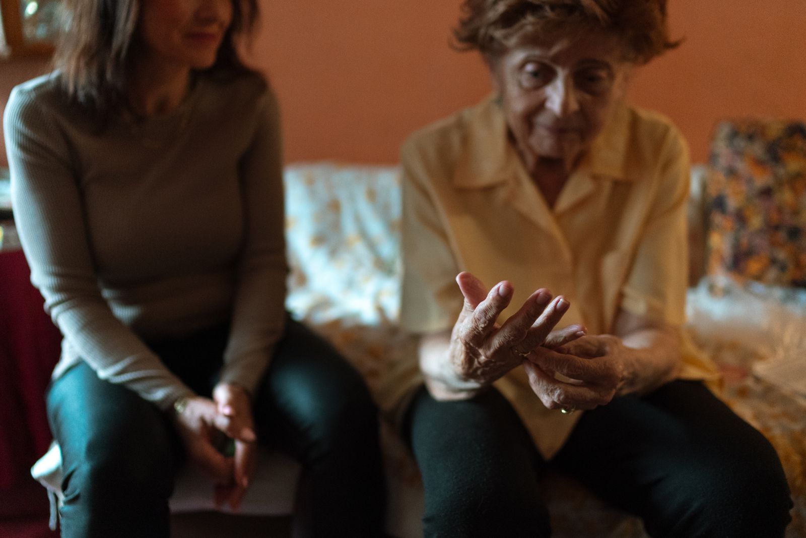 Yaşlı bir kadın ve bakım görevlisi sıcak bir sohbet sırasında